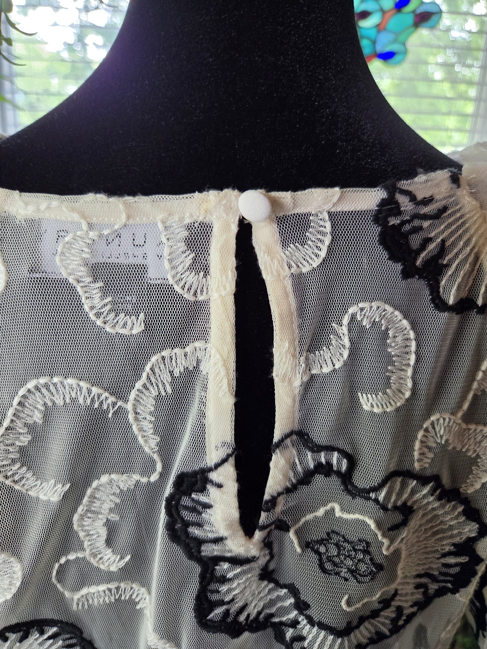 Laundry By Shelli Segal Cream Lace Top with Black Floral Embroidery Puff Sleeves - Picture 4 of 9